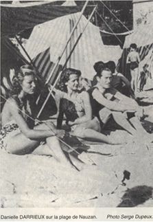 Danielle Darrieux (au milieu sur la photo) connaît très bien la région puisque pendant la guerre elle passait régulièrement ses vacances avec son mari, l'auteur metteur-en-scène Henri Decoin, à leur villa ”Rol-Mic”, d'où l'on domine Saint-Palais-sur-Mer. Ici, sur la page de Nauzan. / Visuel : D.R.