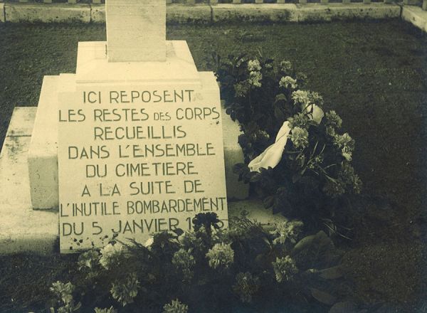 Dans un carré du cimetière sont rassemblés les restes des corps recueillis après le bombardement. / Coll. privée DR