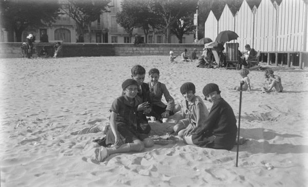 Des élèves de 5e sur la plage de la Grande Conche / Visuel : D.R.