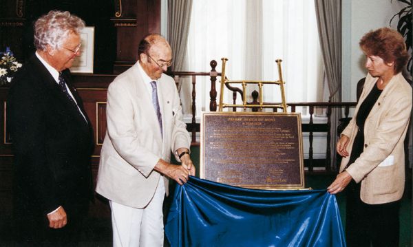 Dévoilement de la plaque apposée le 3 juillet 1999, place Royale dans le vieux Québec. À droite : Mme Agnes Maltais ; à gauche : M. Jean-Paul L'Allier ; au centre : M. Jean-Yves Grenon. / Visuel : D.R.