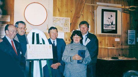 Dévoilement en septembre 1998 de la plaque gravée par le sculpteur Jack Bouyer, de Pons, à l'occasion de la visite d'une délégation de la ville de Royan au Québec. / Visuel : D.R.