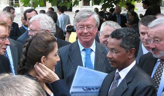 Didier Quentin aux côtés d'Ingrid Bétancourt. / Visuel : D.R.