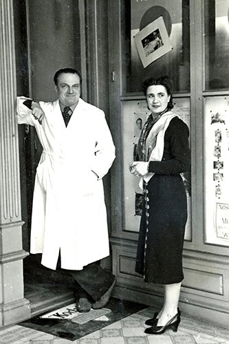 Edouard Bourdier et sa femme devant leur boutique de Pontaillac / Studio Bourdier