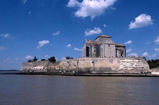 Eglise de Talmont-sur-Gironde _ vue de la Gironde / Visuel : D.R.