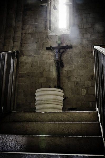 Église-St-Pierre-escalier-vers-baptistère / Visuel : D.R.