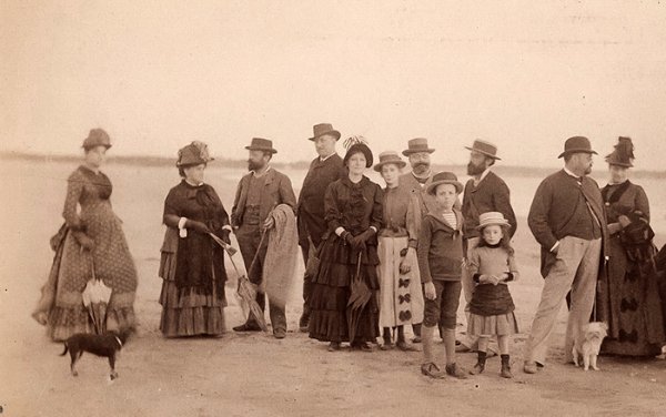 La ”colonie parisienne” sur la Grande Conche, en face du « Paradou », 1886 ou 1887. / coll. AD 17