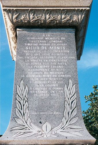 En face de Port-Royal, de l'autre côté de la baie d'Annapolis, une imposante statue de Pierre Dugua de Mons. / Visuel : D.R.