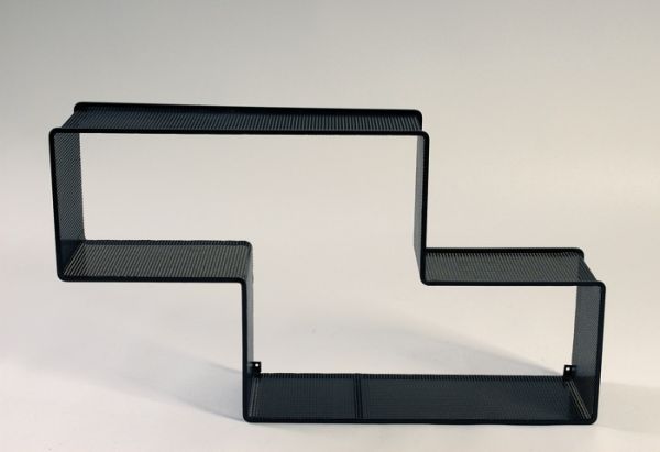 Etagère modèle « dédal » en métal perforé laqué noir. 1955, Edition société Matégot - fiftease. H : 50, l : 88, P : 20 (cm) / Visuel : D.R.
