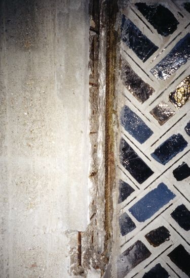 Étanchéité d'origine des vitraux, constituée d'une corde de chanvre enduite de goudron et recouverte d'un tissu polyester enduit. / Visuel : D.R.