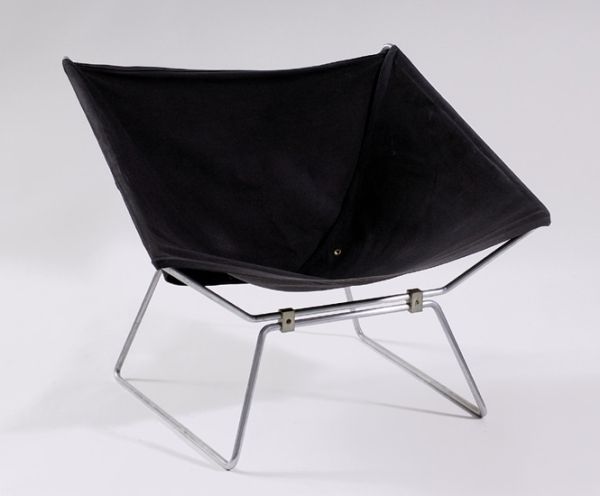 Fauteuil modèle « 273 » constitué d'un anneau en toile tendue noire de Placide Joliet, sur un piétement en acier chromé. 1954, Edition Meubles TV - fiftease. H : 70, l : 80, P : 70 (cm) / Visuel : D.R.