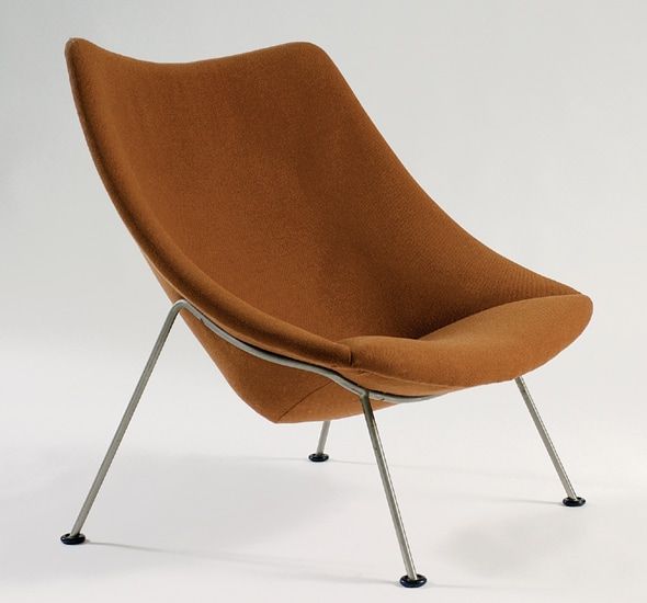 Fauteuil modèle « CM137 » recouvert de tissu orange. Piétement en métal chromé. 1952, Edition Thonet (repris par Artifort) - fiftease. H : 86, l : 90, P : 70 (cm) / Visuel : D.R.
