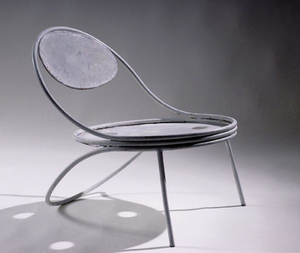 Fauteuil modèle « copacabana » en tube et métal perforé laqué blanc. 1954, Edition société Matégot - fiftease. H : 69, l : 59, P : 60 (cm) / Visuel : D.R.