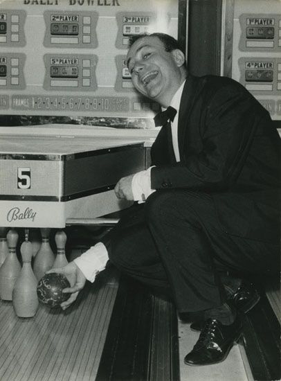 Fernand Raynaud, un tricheur au bowling du Grand Pavois, le bar lounge du Casino Municipal. / Photo : Henri Marcou