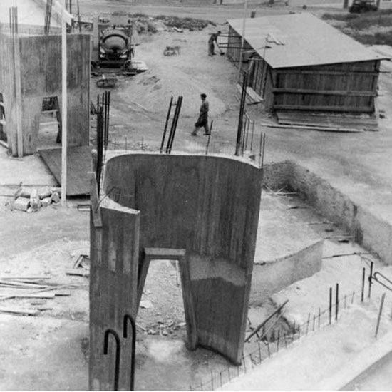 G. Gillet et B. Laffaille optent pour une ossature de poteaux en béton armé en forme de V. On voit ici le premier élément de cette structure. / Visuel : D.R.