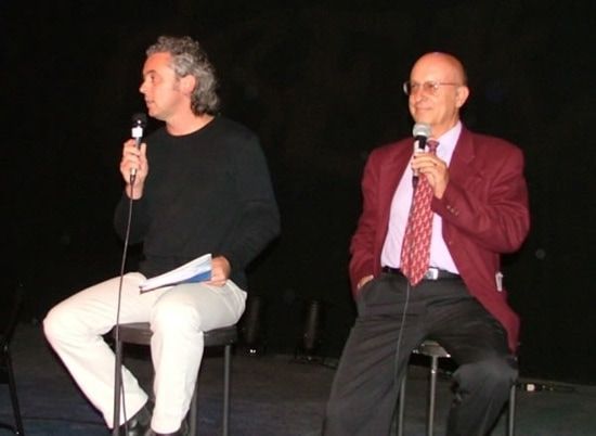 Didier Trambouze, directeur artistique de CREA et Paul Ghezi, président de l'association, en tandem pour la présentation de la saison culturelle 2004-2005. / Visuel : D.R.