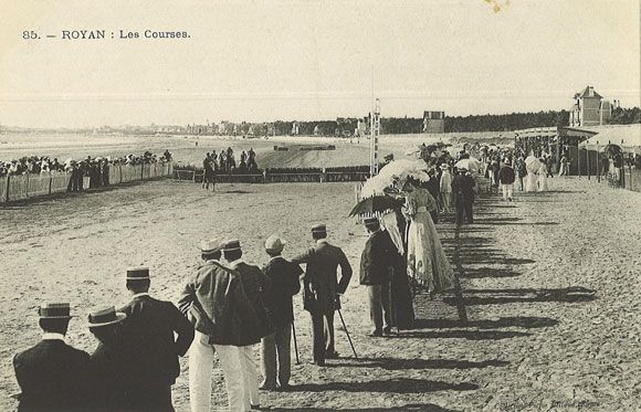 Les matchs de rugby du début du siècle se jouaient sur la plage de la Grande Conche, là où se déroulaient également les courses, devant le même public élégant. / Coll. ROC Rugby