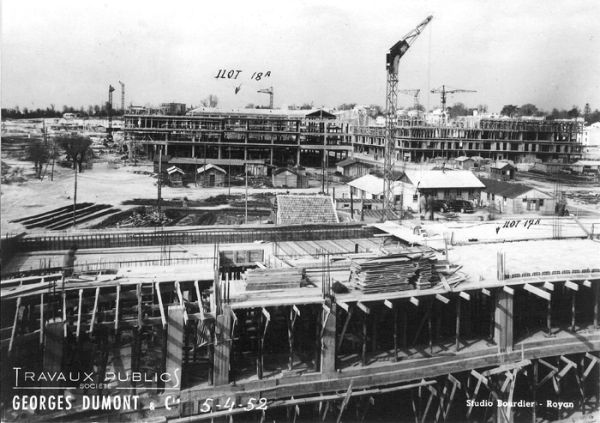 Îlot 17A. À l'angle de la place de la Renaissance (actuelle place Charles de Gaulle). Entre cet îlot et l'îlot 18 en face, sera édifié le Portique. / Coll. G. Moine et Studio Bourdier