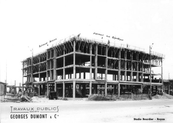 Ilot 17A. Angle du Front de Mer et de la place de la Renaissance (acteul emplacement du Garden Ice anciennement pâtisserie Quantin). / Coll. G. Moine et Studio Bourdier
