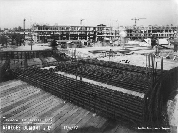 Îlot 17A. En face, le départ de l'îlot 18. À droite, le premier immeuble de la rue Gambetta (actuelle maison de la presse). / Coll. G. Moine et Studio Bourdier