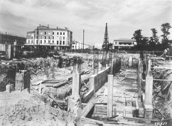 Ilot 17A. Le cuvelage à l'angle de la place de la Renaissance. La tour en arrière plan servait à enfoncer les pieux béton. / Coll. G. Moine et Studio Bourdier