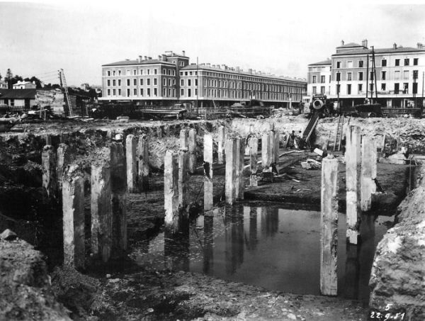 Ilot 17A. Le cuvelage de la Société Générale devant le bd Briand et la place de la Renaissance. / Coll. G. Moine et Studio Bourdier