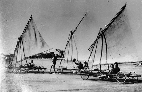 Les aéroplages devant l'établissement de Bains. Monsieur Dufaure, debout, assure l'animation. / Visuel : D.R.