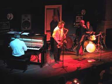 Slapscat

Daniel Huck : Sax Alto
Patrick Diaz : Guitare
Gilles Chevaucherie : Contrebasse
Michel ”Boss” : Trompette
 / Visuel : D.R.