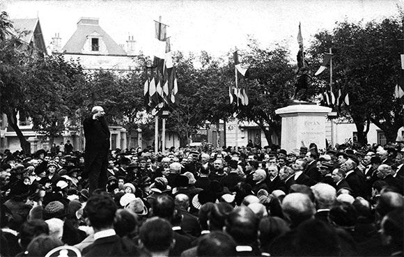 Le discours du maire Charles Torchut inaugurant le monument aux morts. / Coll. M. Sicard
