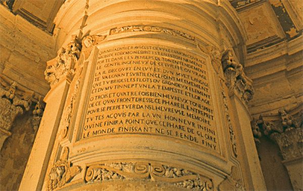 Inscription placée au dessus du buste de Louis de Foix, chapelle de Cordouan. / Photo Christophe Gauriaud