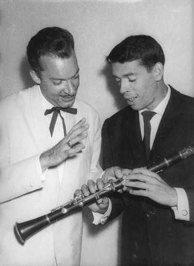 Jacques Brel apprend la clarinette. / Photo : Henri Marcou