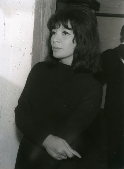 Juliette Gréco s'apprête à entrer en scène. Elle fût un flirt de Marc Quentin, père de Didier, à l'époque bohème de leurs études. / Photo : Henri Marcou