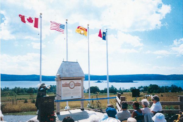 Kiosque aménagé à l'intention des visiteurs par le Nouveau Brunswick sur la rive canadienne de la rivière Sainte-Croix. Au fond, la rive américaine, état du Maine. / Photos : M-Claude Bouchet