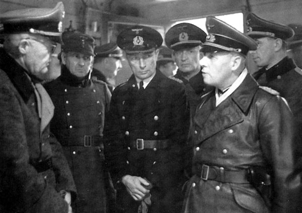 L'amiral Michaelles reçoit le général Rommel inspectant le mur de l'Atlantique en décembre 1943. / Coll. E. Renoux