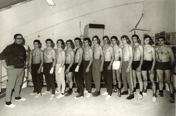 La salle d'entraînement sous les toits du stade Landry en 1970-71. De gauche à droite, P. Chivilo, A. Chekfa, C. Daviaud, D. Durand, S. Bonin, B. Jacquiaud, M. Péron, C. Labbé, C. Guillot, J.J. Chevaillier, M. Labbé, J. Jacquiaud, ?, M. Jean-Baptiste. / Coll. P. Chivilo