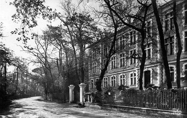 L'Institut Collégial (futur collège Zola) dans le Parc de Royan, hôpital complémentaire n° 56, particulièrement dévolu aux convalescents musulmans. / Coll. G. Moine