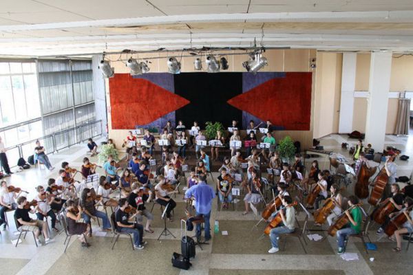 L'orchestre de l'Académie dirigé par François-Xavier Roth. / Coll. M. Faup-Pelot
