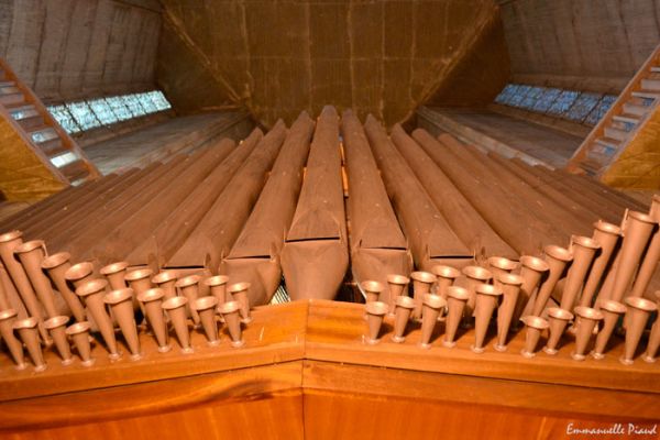 L'organiste,-assis-à-la-console,-lève-la-tête. / Photo : E. Piaud