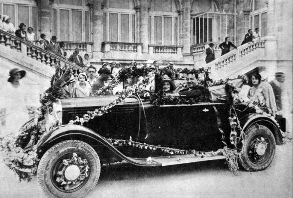 La Fête des Fleurs, le 19 août 1931. Devant le casino, Émile Couzinet pose au volant de sa voiture / Visuel : D.R.