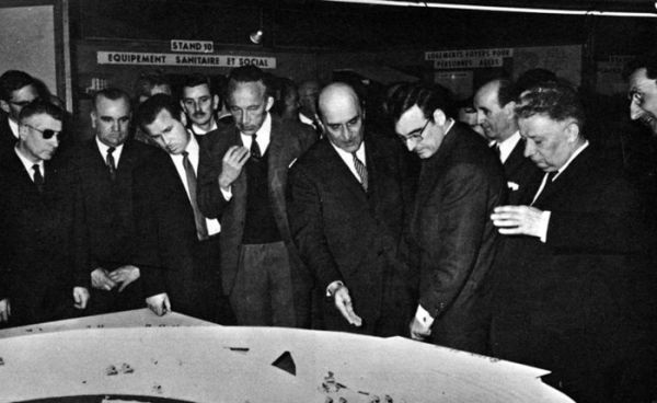 La nouvelle équipe municipale élue en 1965. Au centre, le Maire Jean-Noël de Lipkowski. / Visuel : D.R.