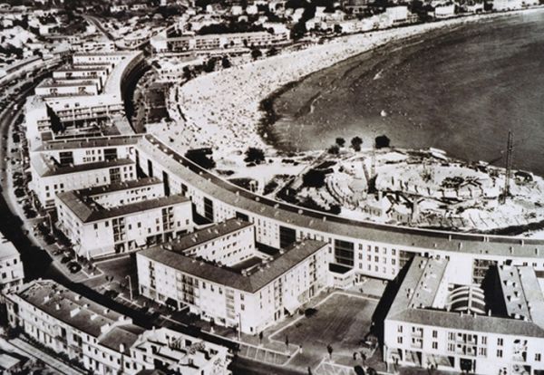 La structure en peigne du Front de Mer. À la barre dont la courbe épouse la conche sont accolés les ”U” avec un espace intérieur. Entre les ”U” des porches permettent d'accéder à la plage. / Visuel : D.R.
