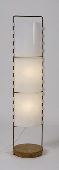 Lampadaire en plexiglass blanc et structure laiton, sur un piétement en bois. 1958, Edition Disderot / diffusion Les Huchers-Minvielle - Galerie Kréo. H : 123 (cm) / Visuel : D.R.