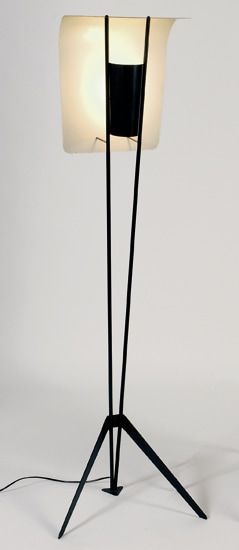Lampadaire modèle « cerf-volant » avec déflecteur en métal perforé laqué blanc et cache-ampoule en métal laqué noir et blanc. Pied en métal laqué noir et tige laiton. 1953, Edition Disderot - Courtesy galerie Kréo. H : 150 (cm) / Visuel : D.R.