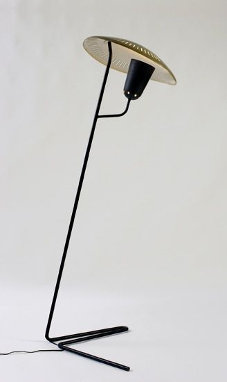Lampadaire modèle « perfo­-lux », pied en métal laqué noir et abat-jour en métal ajouré laqué jaune. 1952, Edition société Matégot - Hôtel Le Trident Thyrsé. H : 150 (cm) / Visuel : D.R.
