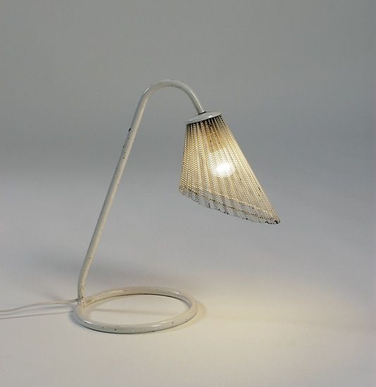 Lampe à Pied métal et abat-jour en métal plissé ”rigitulle” laqué blanc. 1953, Edition société Matégot - Galerie Kréo. H : 36 (cm) / Visuel : D.R.