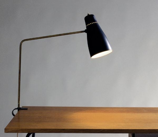 Lampe d'architecte avec abat-jour en métal perforé laqué noir et tige coudée en laiton. 1952, Edition Disderot - fiftease. H : 55, l : 50 (cm) / Visuel : D.R.