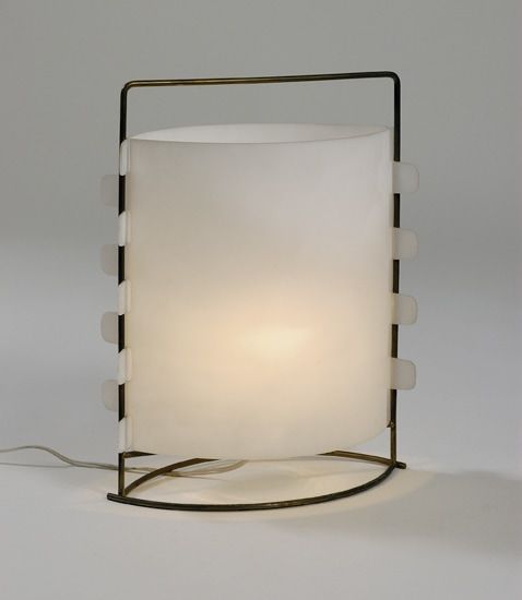 Lampe en plexiglass blanc et structure laiton. 1958, Edition Disderot / Diffusion Les Huchers-Minvielle - Galerie Kréo. H : 40 (cm) / Visuel : D.R.