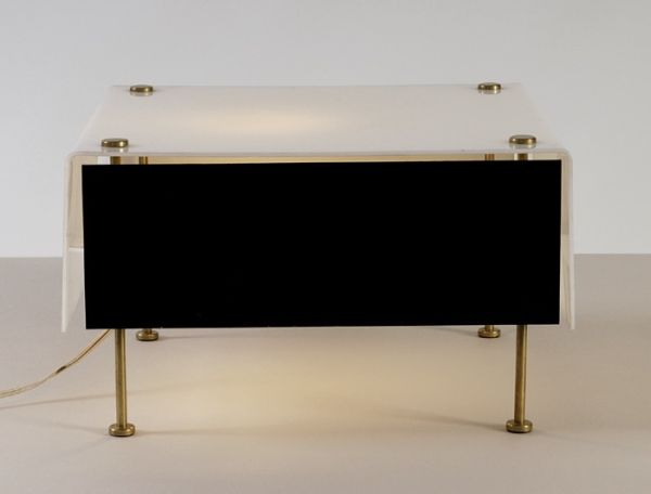 Lampe modèle G60 en plexiglass blanc et métal laqué noir sur pieds laiton. 1958, Edition Disderot - Galerie Kréo. H : 20, l : 33, P : 33 (cm) / Visuel : D.R.