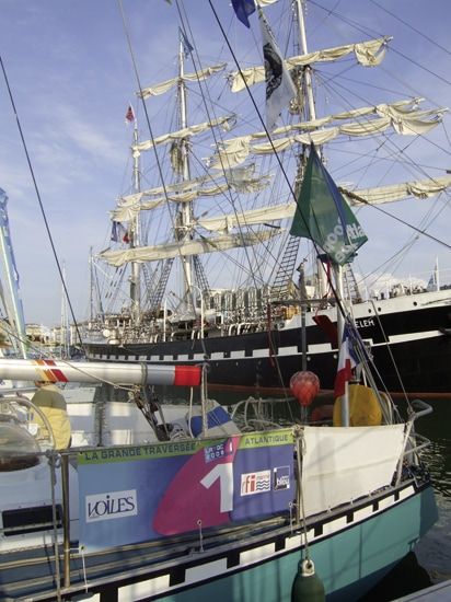 Le Belem, à quai, veille désormais sur un autre numéro 1 de la voile, le ”Ville de Royan - Dugua de Mons”, 1er inscrit de la GTA. / cliché P.L. Bouchet
