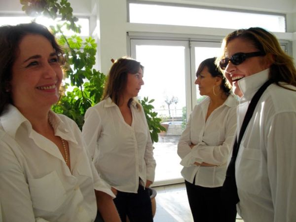Le champagne commence à faire effet au premier plan ! Frédérique, Valérie, Nathalie et Caroline. / Photo : Pascal Langendorff