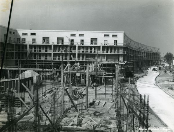 Le chantier du portique qui relie les deux îlots, ajouté au programme par l'architecte Louis Simon et détruit en 1985. / Coll. G. Moine et Studio Bourdier